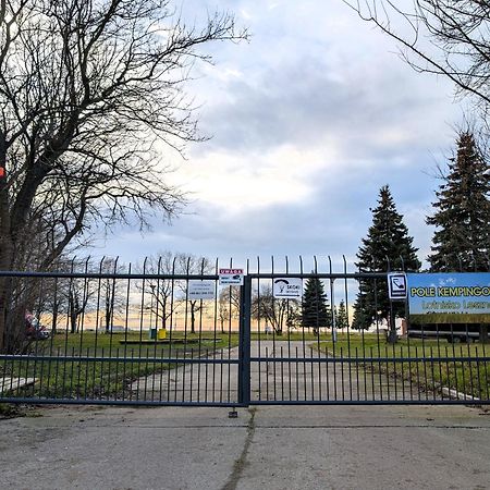 Hostel Baraczek Lotnisko Leszno Leszno  Zewnętrze zdjęcie
